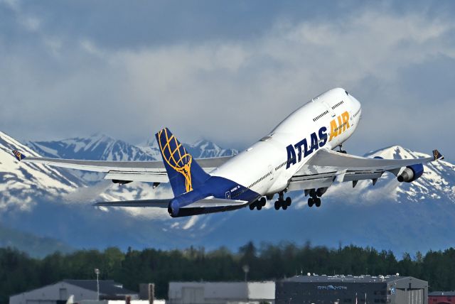 Boeing 747-400 (N480MC)