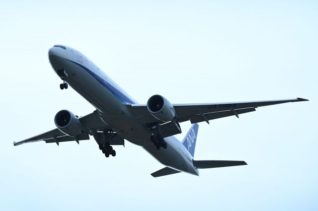 BOEING 777-300ER (JA798A) - All Nippon 777-300ER on approach to land on runway 10C at KORD.