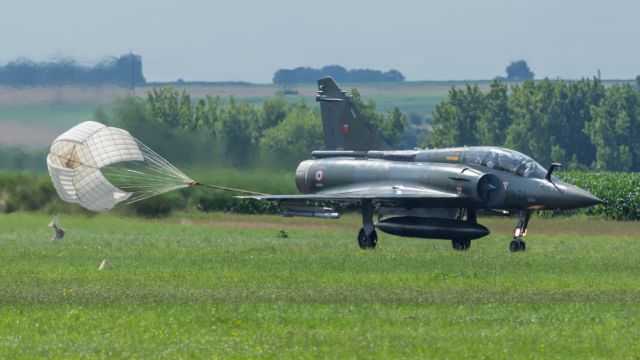 DASSAULT-BREGUET Mirage 2000 (N133IA) - DASSAULT MIRAGE 2000D s/n 650 133 IA FRENCH AIR FORCE EC 2/3 CHAMPAGNE using brake parachute for landing at VALENCIENNES PROUVY - July 14th 2014