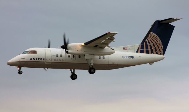 de Havilland Dash 8-200 (N363PH)