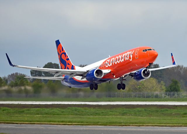 Boeing 737-800 (N833SY)