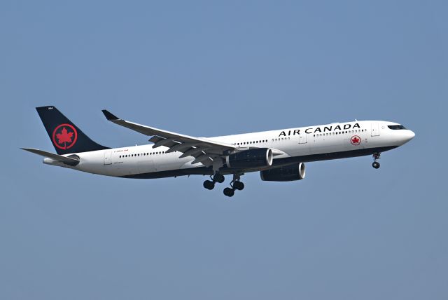 Airbus A330-300 (C-GKUG)