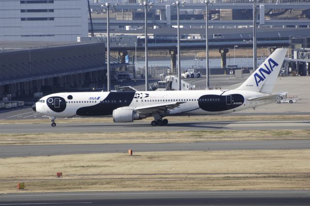 BOEING 767-300 (JA606A) - Taxing at Haneda Intl Airport on 2013/02/11 "Fly Panda c/s"