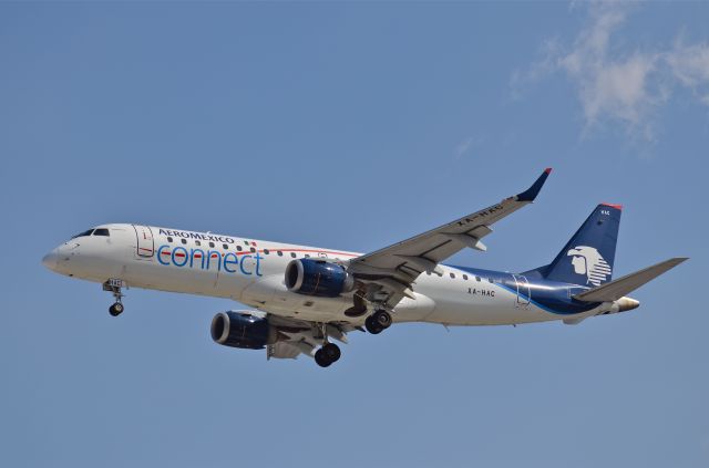 Embraer ERJ-190 (XA-HAC) - Embraer E-190LR XA-HAC MSN 466 of Aeromexico connect on approach to Mexico City International Airport (04/2019).