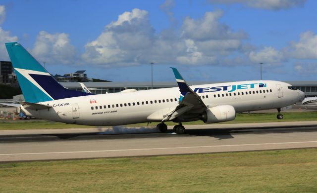 Boeing 737-800 (C-GKWA)