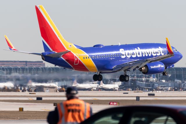 Boeing 737-700 (N765SW) - Airport Watch watching Southwest land at Chicago O' hare