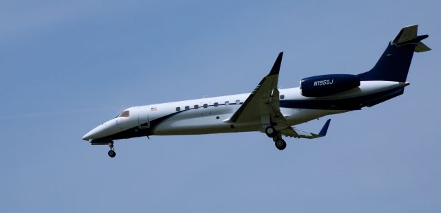 Embraer Legacy 600/650 (N1955J) - On short final is this 2014 Embraer 135BJ Legacy 650 in the Spring of 2023.