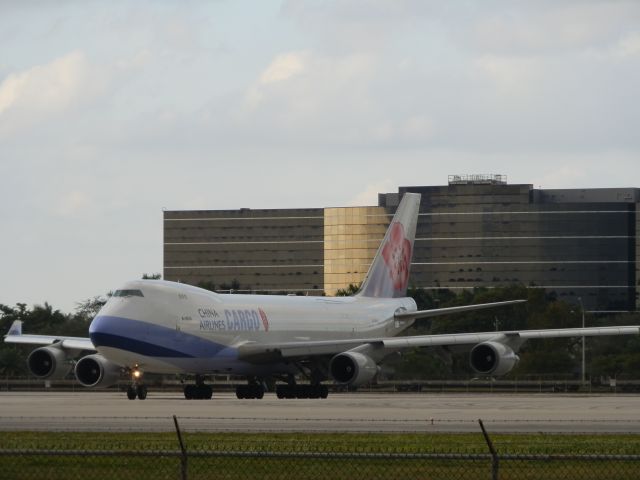 Boeing 747-400 (B-18718)