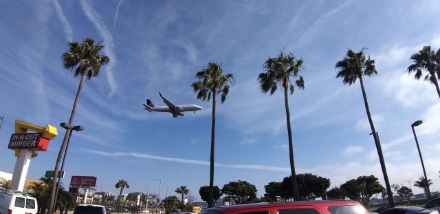 — — - APPROACH 24R KLAX