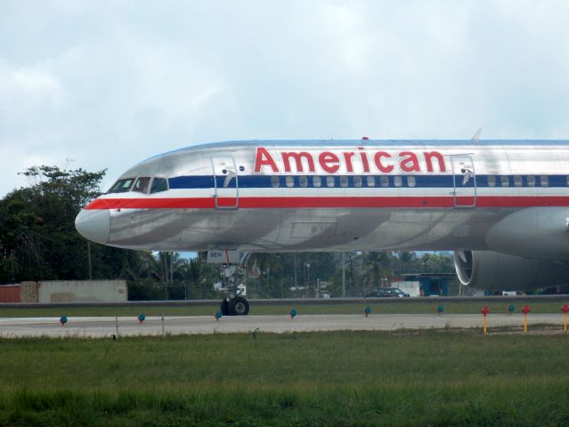 Boeing 757-200 (N181AN) - American Airlines N181AN taxiing for departure.