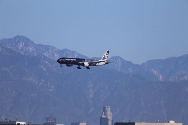 BOEING 777-300ER (ZK-OKQ)