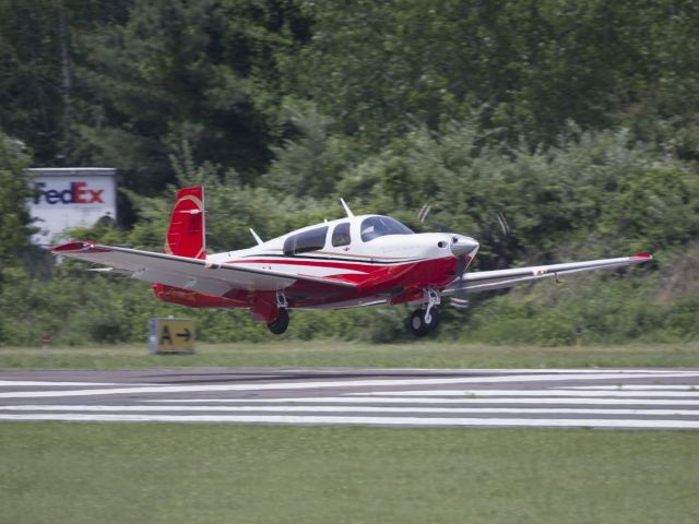 Mooney M-20 (N9160Y) - Landing runway 08. 1 JUN 2106.