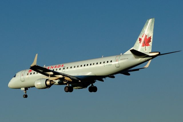 Embraer ERJ-190 (C-FYNY)