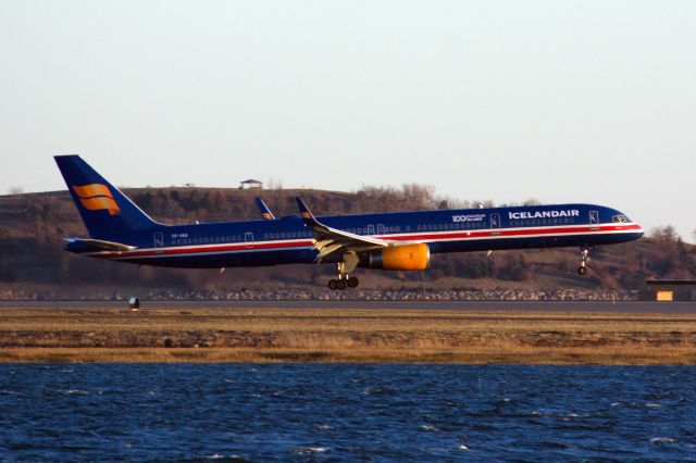 BOEING 757-300 (TF-ISX)