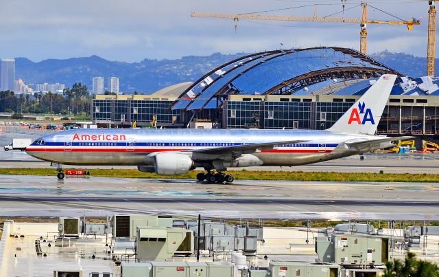 Boeing 777-200 (N772AN) - N772AN American Airlines Boeing 777-223/ER / 7AC (cn 29580/198)  Los Angeles International Airport (IATA: LAX, ICAO: KLAX, FAA LID: LAX) TDelCoro April 11, 2012