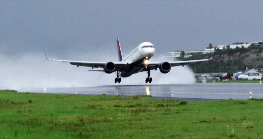 Boeing 757-200 (N690DL)