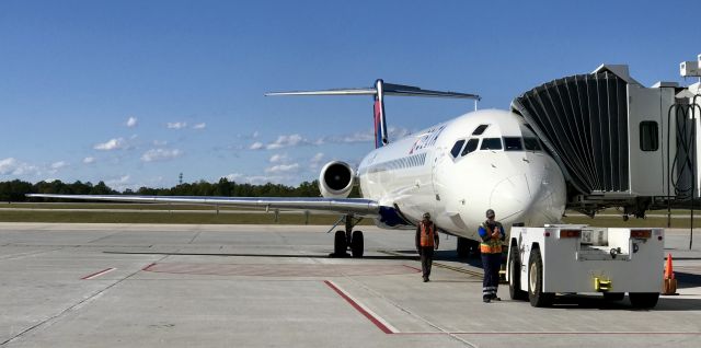 McDonnell Douglas MD-88 (N967DL) - This aircraft has the Delta belly logo underneath!