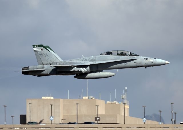 McDonnell Douglas FA-18 Hornet —