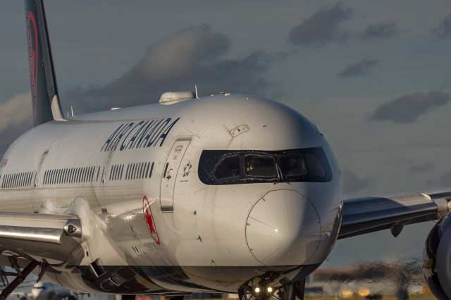 Boeing 787-9 Dreamliner (C-FNOE) - 18th July, 2022: Taxiing for departure to Vienna as flight AC886 from runway 06R at Toronto Pearson International.