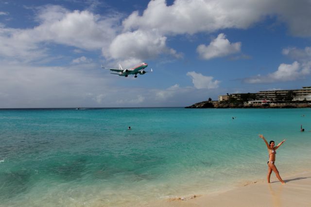 Boeing 757-200 (N197AN) - Landing over Maho Beach.