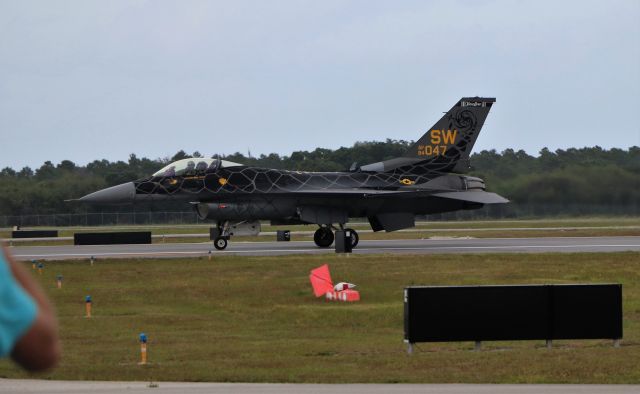 Lockheed F-16 Fighting Falcon (94-0047) - 4/29/22 taxiing out for evening demo run at airshow