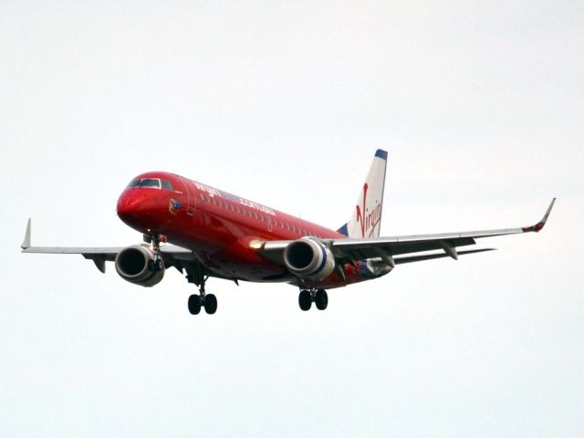 Embraer ERJ-190 (VH-ZPC) - On short finals for runway 05. Thursday 12th July 2012.