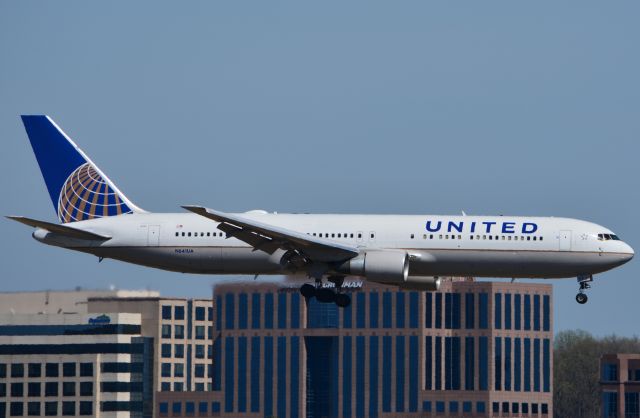 BOEING 767-300 (N641UA) - Landing RWY 19L