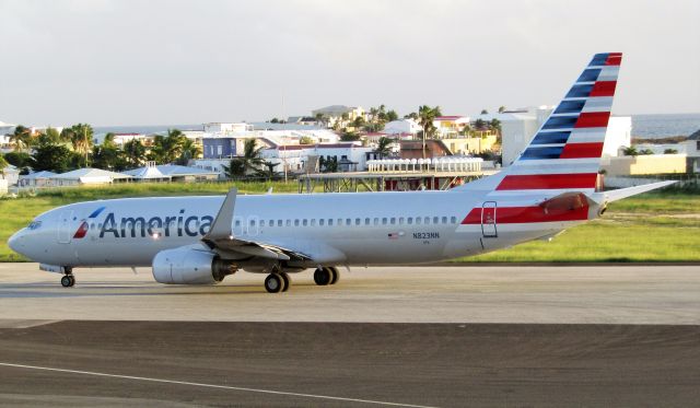 Boeing 737-800 (N823NN)
