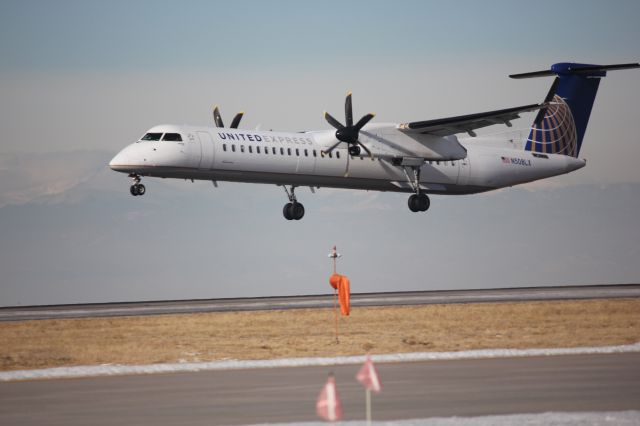 de Havilland Dash 8-400 (N508LX) - Landing on 17L.