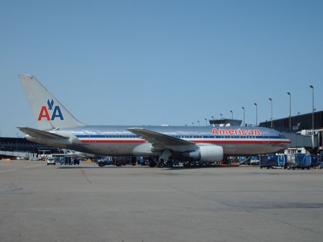 BOEING 767-200 (N322AA) - SITTING ON HOTEL 8