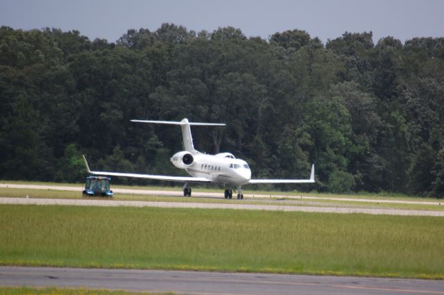 Gulfstream Aerospace Gulfstream IV (N452QS) - My two favorite vehicles.  The G-IV is taxiing in on Charlie after landing on 14 at Lone Star.