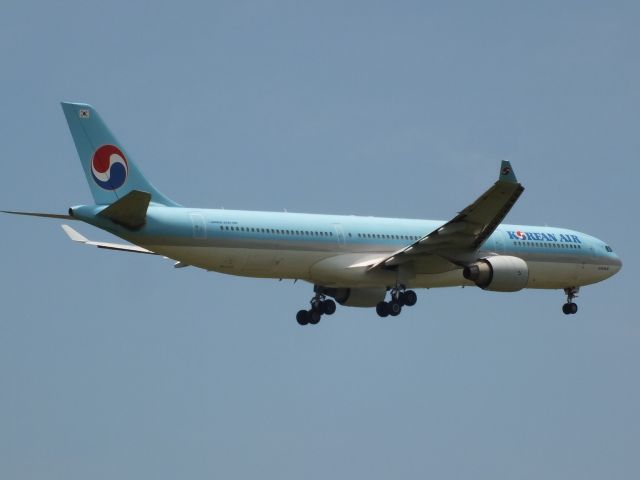 Airbus A330-300 —