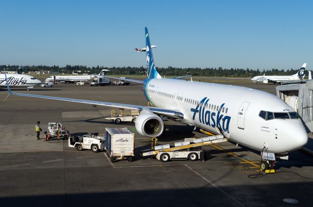 Boeing 737-900 (N494AS) - Sitting at the gate before being pushed out to Tampa. Full quality photo: a rel=nofollow href=http://www.planespotters.net/photo/694234/n494as-alaska-airlines-boeing-737-990erwlhttps://www.planespotters.net/photo/694234/n494as-alaska-airlines-boeing-737-990erwl/a