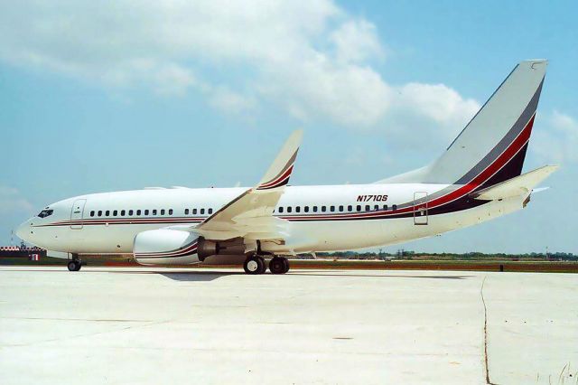 Boeing 737-700 (N171QS)