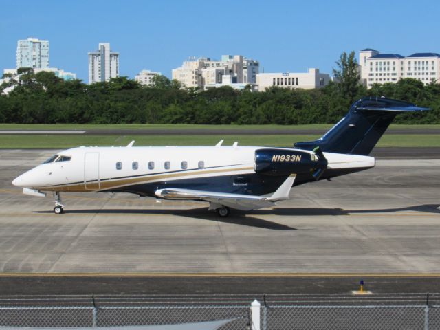 Bombardier Challenger 300 (N1933N)