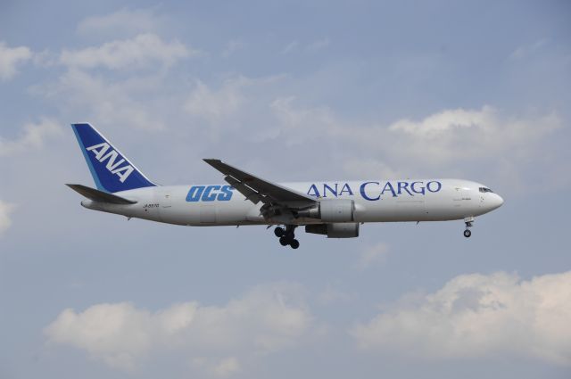 BOEING 767-300 (BON8970) - Final Approach to Narita Intl Airport R/W34L on 2011/3/11 OCS Title