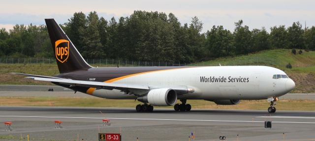 BOEING 767-300 (N363UP)