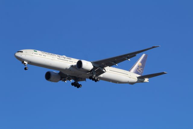 BOEING 777-300 (HZ-AK36)