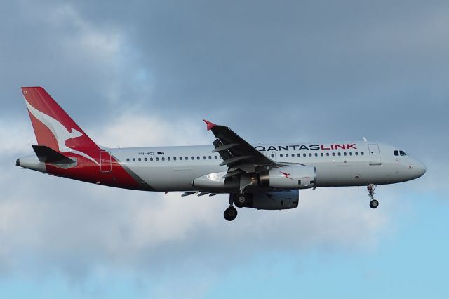 Airbus A320 (VH-VQZ) - Airbus A320-200 cn 2292. QantasLink VH-VQZ Sandstone Leaf final rwy 21 YPPH 11 September 2021