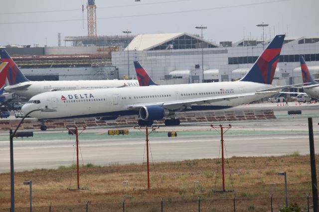 BOEING 767-400 (N843MH)