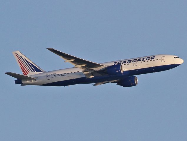 Boeing 777-200 (EI-UNW) - Taking off from LAX.