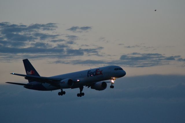 Boeing 757-200 (N993FD) - FDX1543 arriving KFSD from KMEM - 6-7-2012