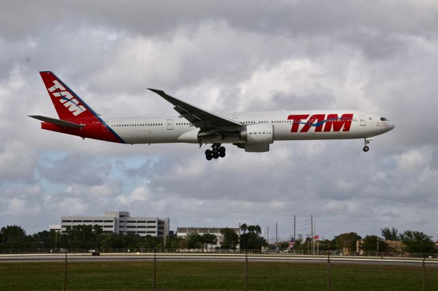 BOEING 777-300 (PT-MUC)