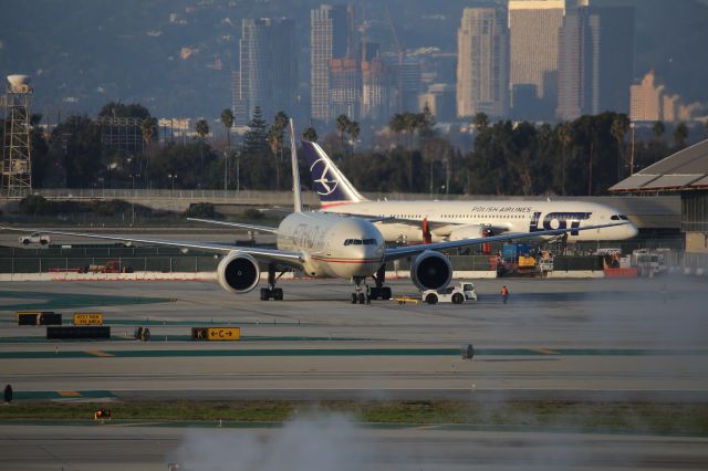 BOEING 777-300ER (A6-ETR)