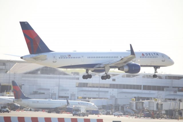 Boeing 757-200 (N706TW)