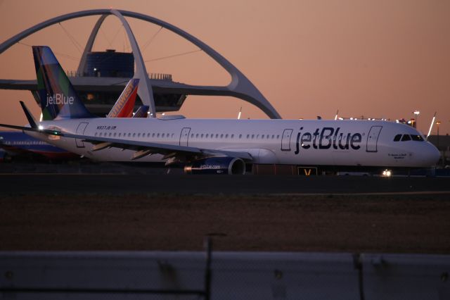 Airbus A321 (N937JB)