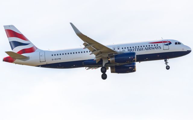 Airbus A320 (G-EUYW)