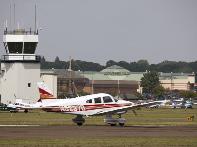 Piper Cherokee (N8237B) - Touch and go runway 08,