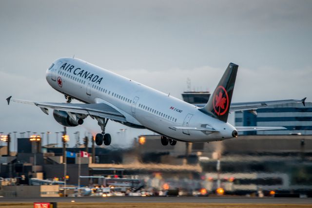 Airbus A321 (C-GJWD)