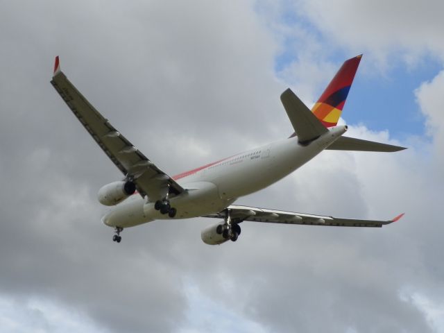 Airbus A330-200 (N975AV)